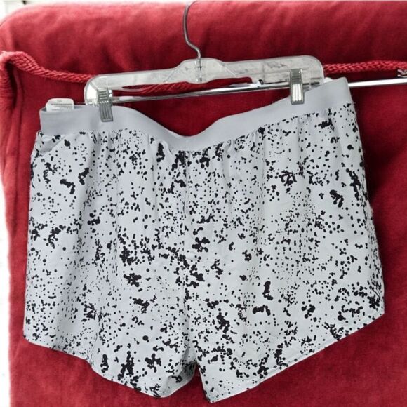 Women's UA Mileage 3.0 Shorts NWT Black/White Speckle Running Lined Quick Dry - Picture 8 of 16